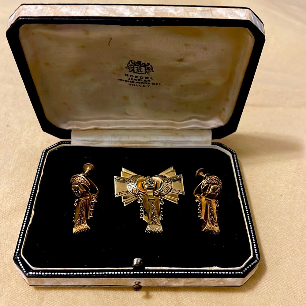 Vintage set of earrings and brooch with vintage velvet-lined box